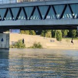 Une dizaine d'activistes ont mené leur action depuis le Pont des Trois Roses dans le but de perturber le transport de carburant sur le Rhin.
